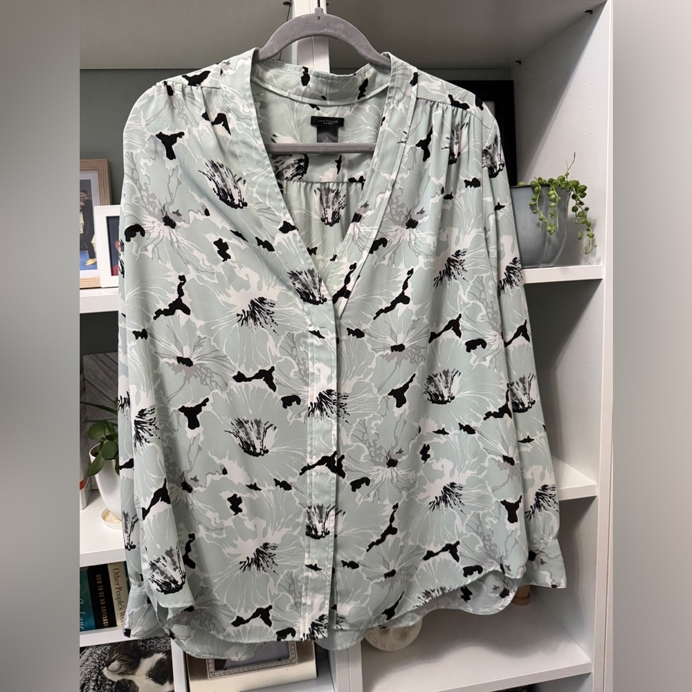 Ann Taylor Factory - EUC - light green, floral white/black/grey XL - long sleeve